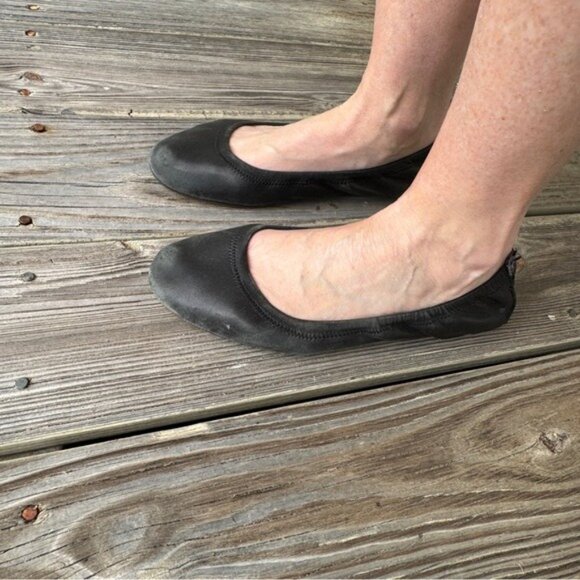 Well Worn Tory Burch Black Leather Flats Shoes Some Damage and Wear No Socks - Picture 3 of 6